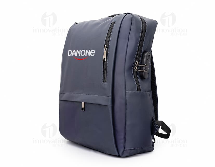 Mochila anti-furto em cor preta, com design elegante e diversos compartimentos.