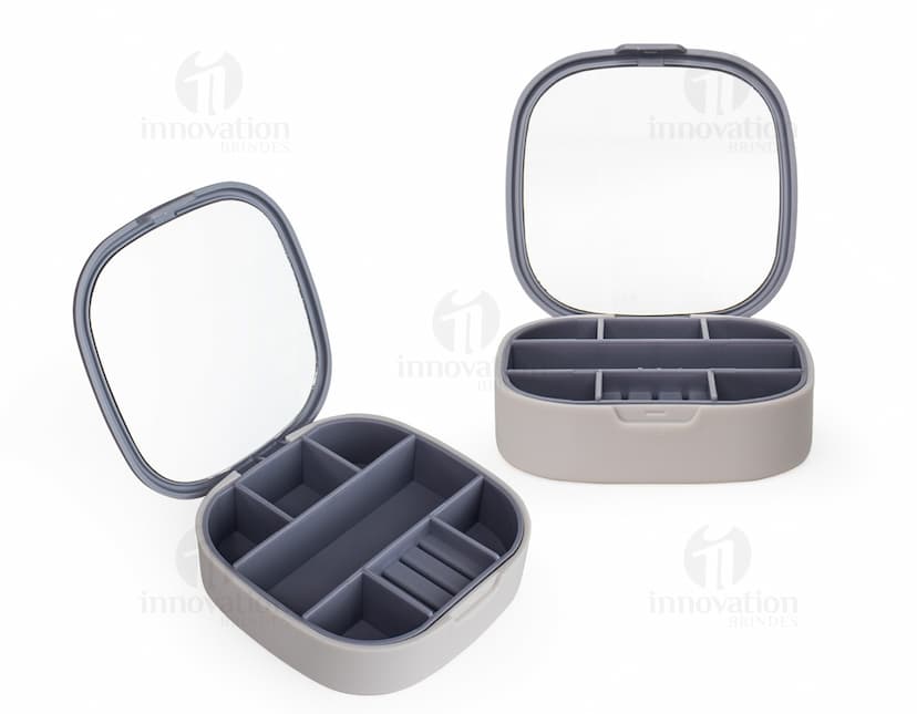 Porta-joias com espelho em formato retangular, de cor branca, com diversas divisórias internas para armazenar joias e acessórios. O espelho está localizado na parte interna da tampa.
