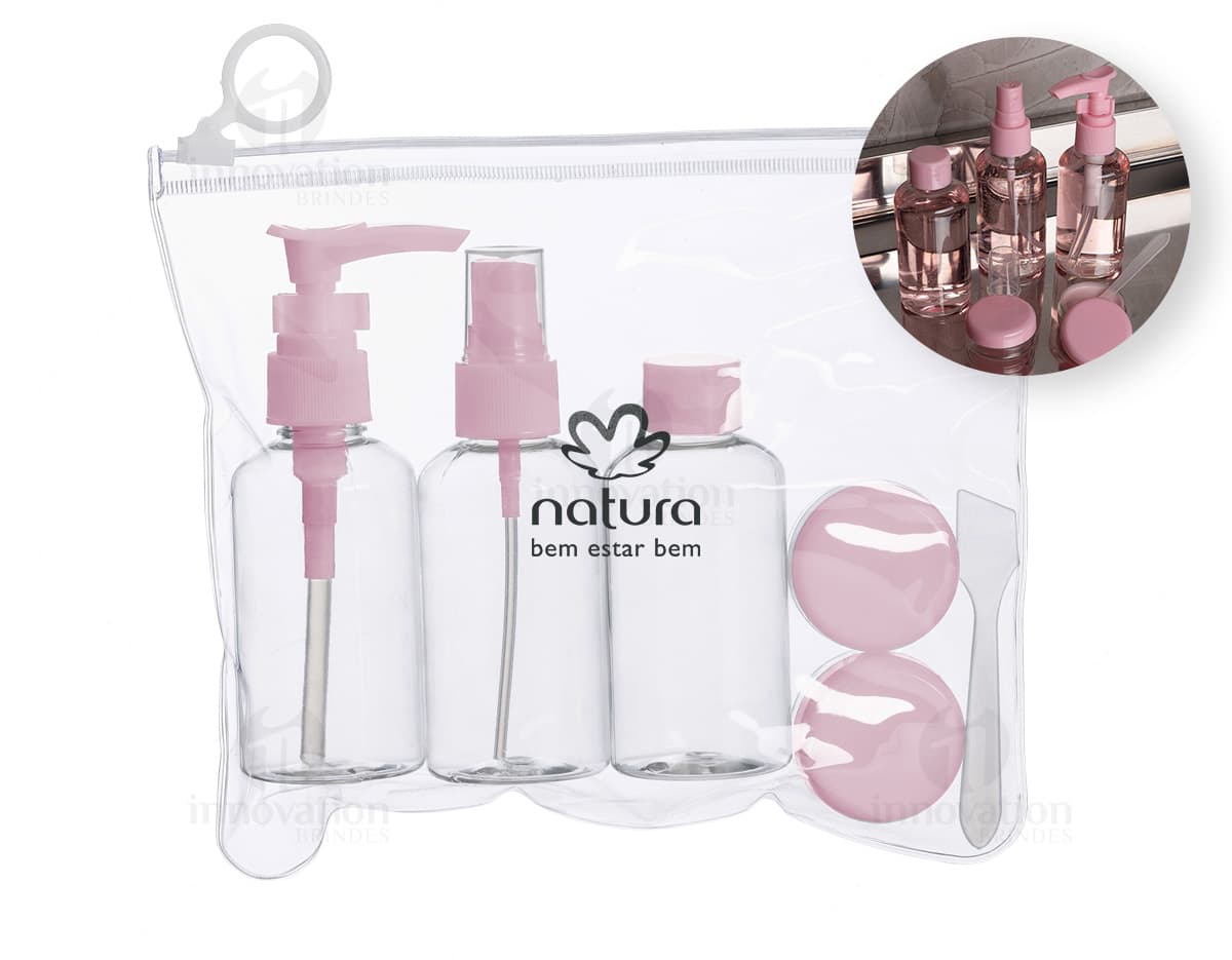 Kit Viagem 6 Peças: Conjunto de produtos para viagem, incluindo necessaire, porta-passaporte, etiquetas de bagagem, almofada e máscara para os olhos.
