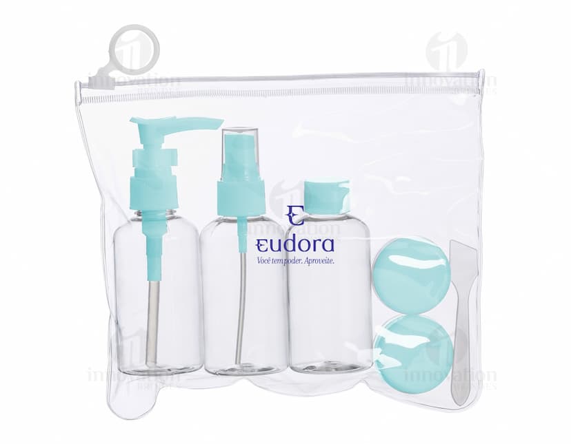 Kit Viagem 6 Peças: Conjunto de produtos para viagem, incluindo necessaire, porta-passaporte, etiquetas de bagagem, almofada e máscara para os olhos.