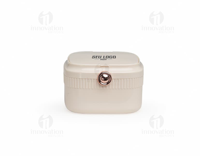 Porta-joias com espelho em formato retangular, com várias divisórias internas para organização de joias e acessórios. O exterior do porta-joias é revestido com um material brilhante e elegante. O espelho está localizado na parte interna da tampa do porta-joias.