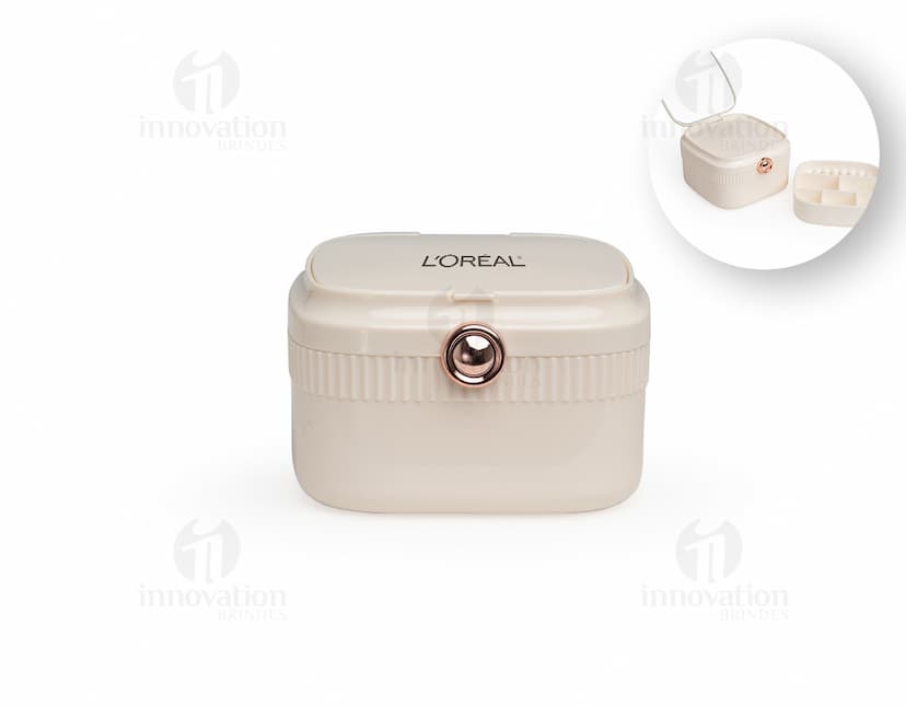 Porta-joias com espelho em formato retangular, com várias divisórias internas para organização de joias e acessórios. O exterior do porta-joias é revestido com um material brilhante e elegante. O espelho está localizado na parte interna da tampa do porta-joias.