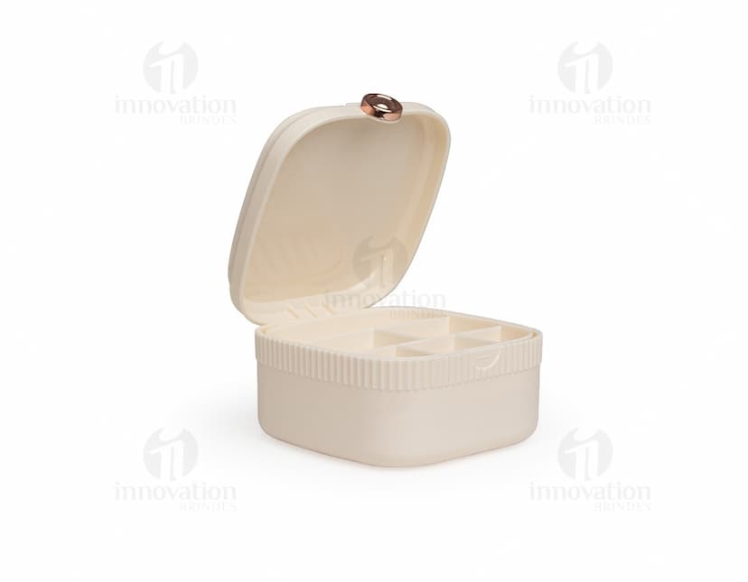 Porta-joias com espelho em formato retangular, com várias divisórias internas para organização de joias e acessórios. O exterior do porta-joias é revestido com um material brilhante e elegante. O espelho está localizado na parte interna da tampa do porta-joias.