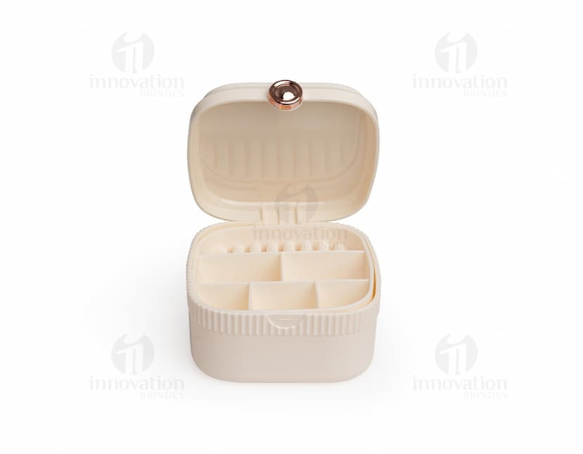 Porta-joias com espelho em formato retangular, com várias divisórias internas para organização de joias e acessórios. O exterior do porta-joias é revestido com um material brilhante e elegante. O espelho está localizado na parte interna da tampa do porta-joias.
