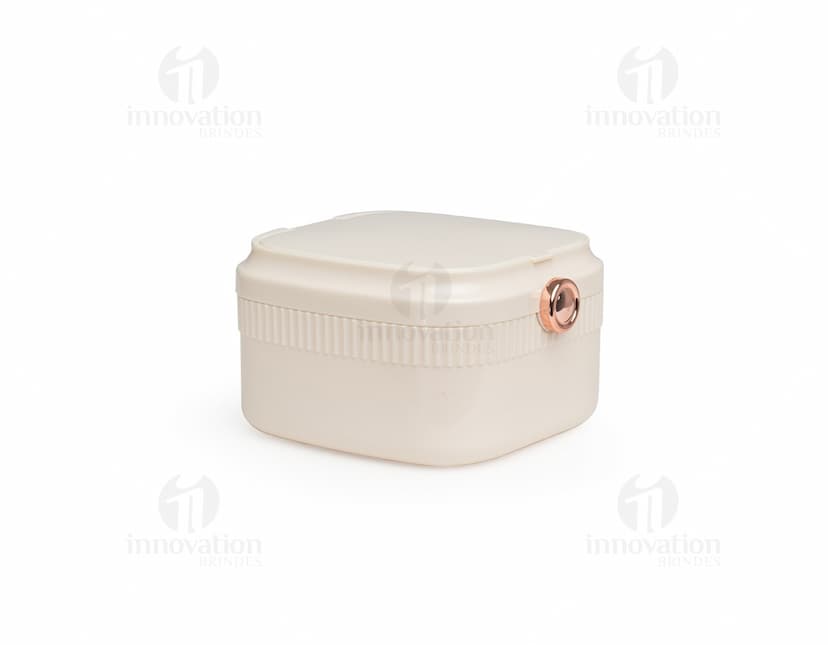 Porta-joias com espelho em formato retangular, com várias divisórias internas para organização de joias e acessórios. O exterior do porta-joias é revestido com um material brilhante e elegante. O espelho está localizado na parte interna da tampa do porta-joias.