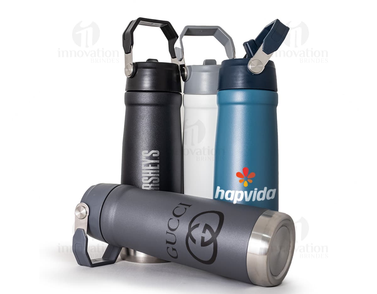 Garrafa Térmica 630ml na cor azul com tampa de rosca e alça de transporte.