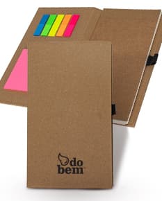 Bloco de anotações com autoadesivos coloridos em um fundo branco.