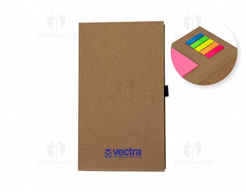 Bloco de anotações com autoadesivos coloridos em um fundo branco.