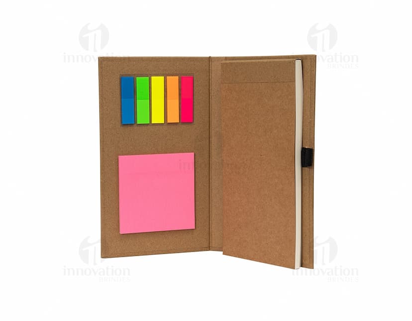 Bloco de anotações com autoadesivos coloridos em um fundo branco.
