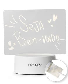 Lousa luminária com design moderno e elegante, iluminada por trás com luzes LED coloridas.