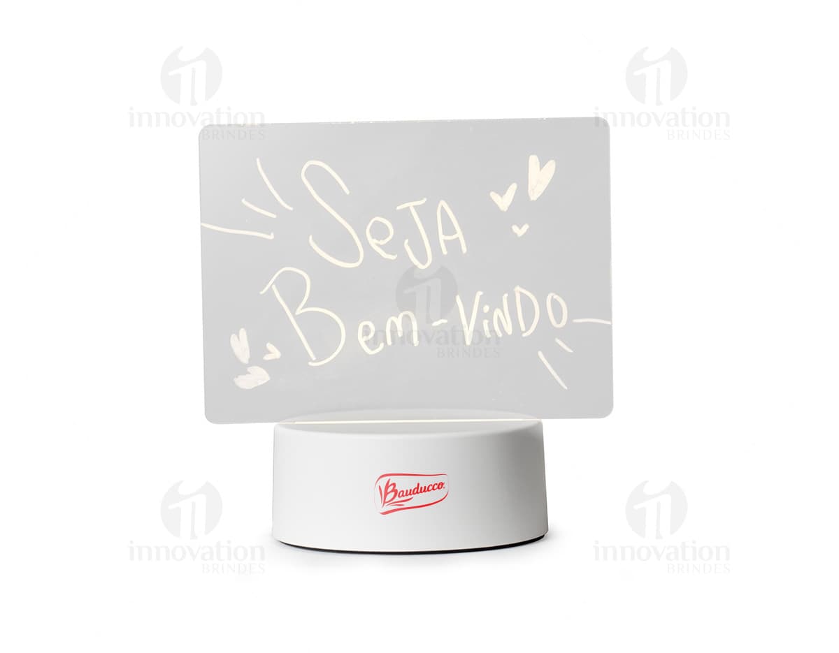 Lousa luminária com design moderno e elegante, iluminada por trás com luzes LED coloridas.