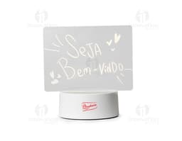 Lousa luminária com design moderno e elegante, iluminada por trás com luzes LED coloridas.