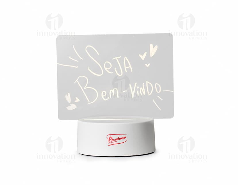 Lousa luminária com design moderno e elegante, iluminada por trás com luzes LED coloridas.