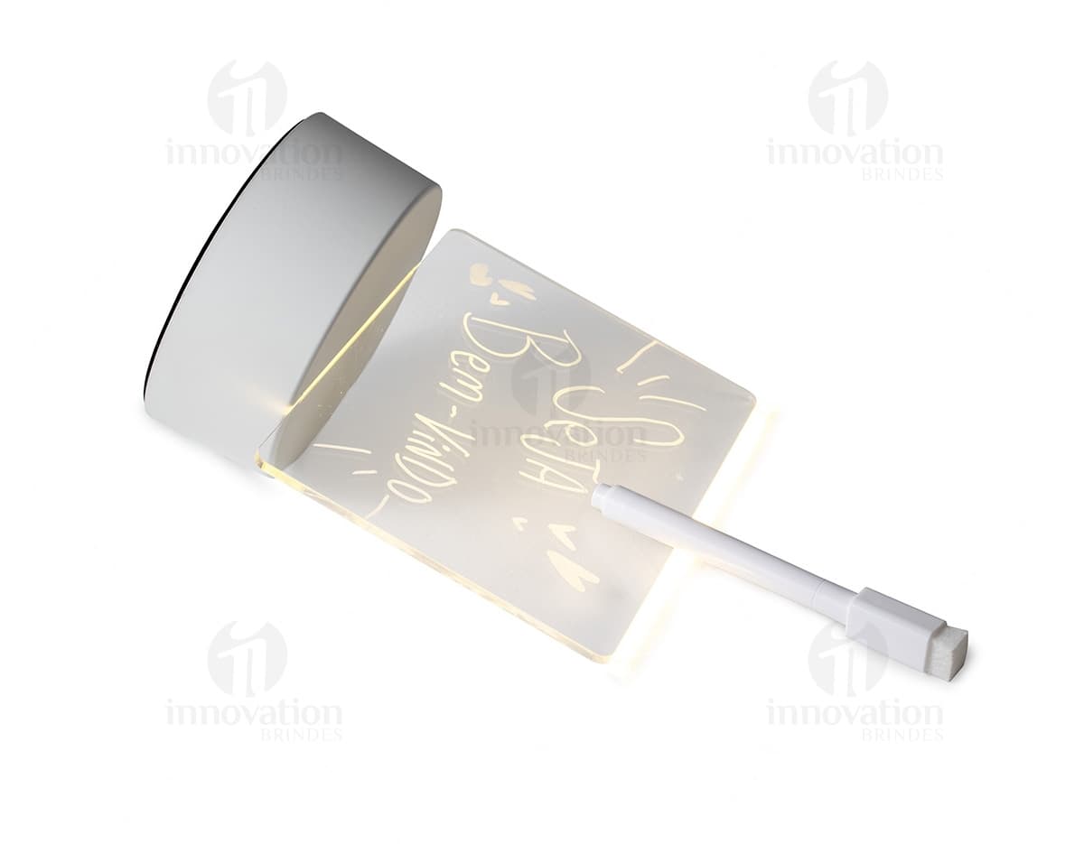 Lousa luminária com design moderno e elegante, iluminada por trás com luzes LED coloridas.