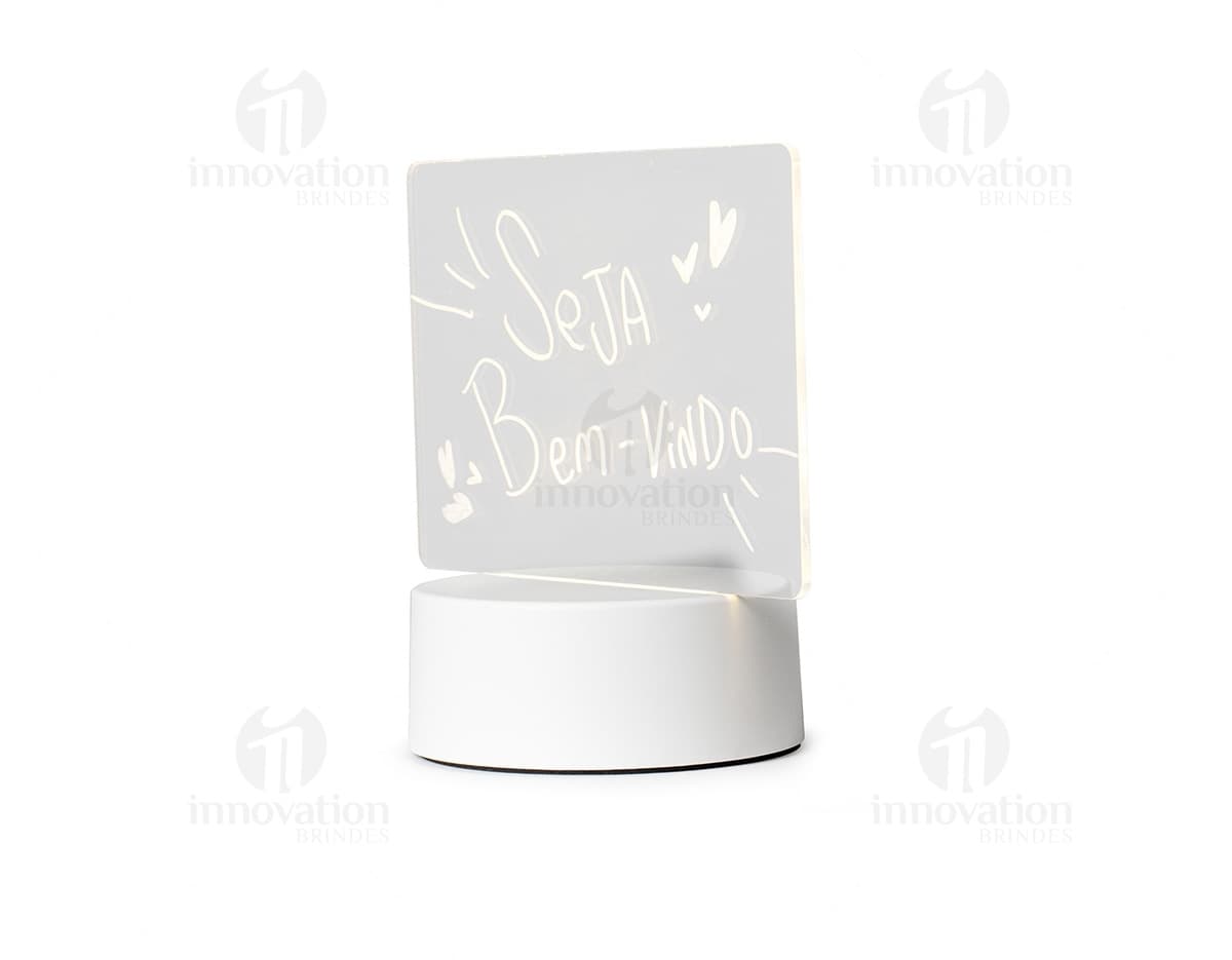 Lousa luminária com design moderno e elegante, iluminada por trás com luzes LED coloridas.