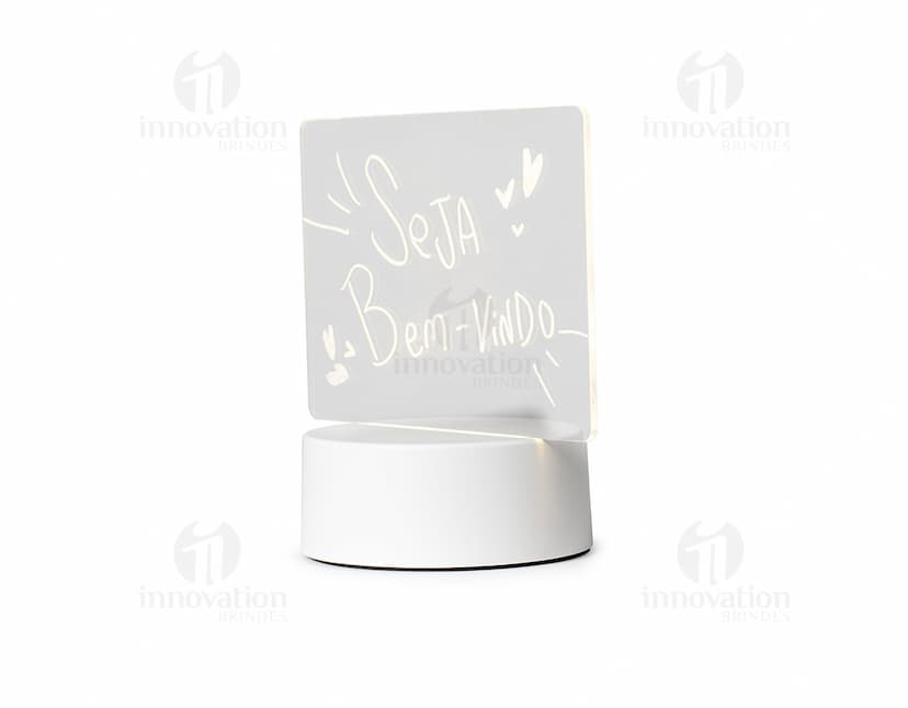 Lousa luminária com design moderno e elegante, iluminada por trás com luzes LED coloridas.
