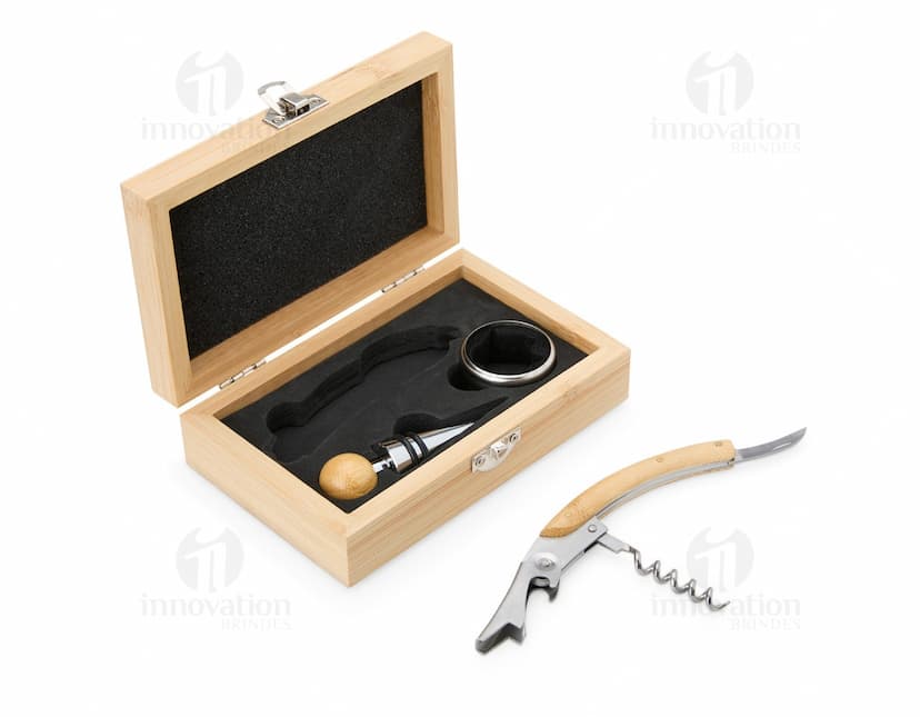 Kit Vinho Bambu 3 Peças em fundo neutro mostrando abridor de garrafa, corta-gotas e tampa de garrafa.