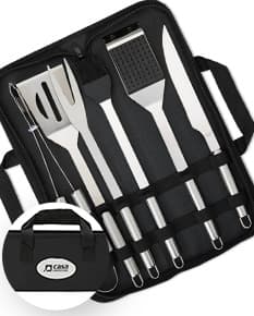 Imagem de um Kit Churrasco 6 Peças, contendo ferramentas e utensílios para churrasco, como faca, garfo, espátula, pegador e escova, em uma maleta de couro preta.
