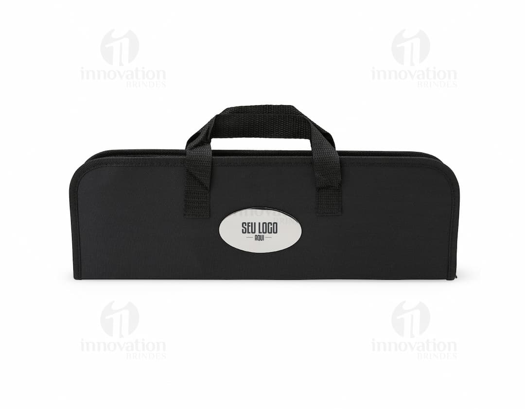 Imagem de um Kit Churrasco 6 Peças, contendo ferramentas e utensílios para churrasco, como faca, garfo, espátula, pegador e escova, em uma maleta de couro preta.