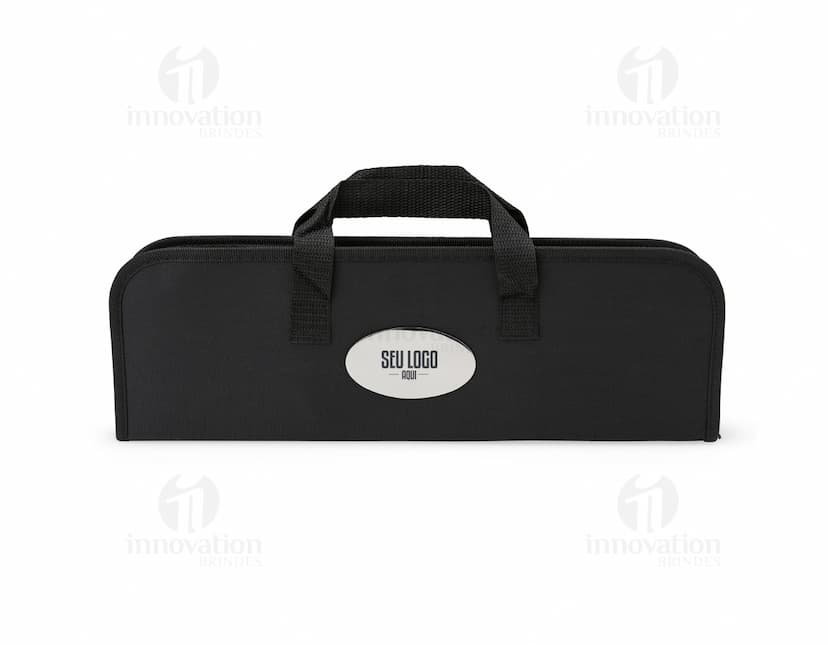 Imagem de um Kit Churrasco 6 Peças, contendo ferramentas e utensílios para churrasco, como faca, garfo, espátula, pegador e escova, em uma maleta de couro preta.