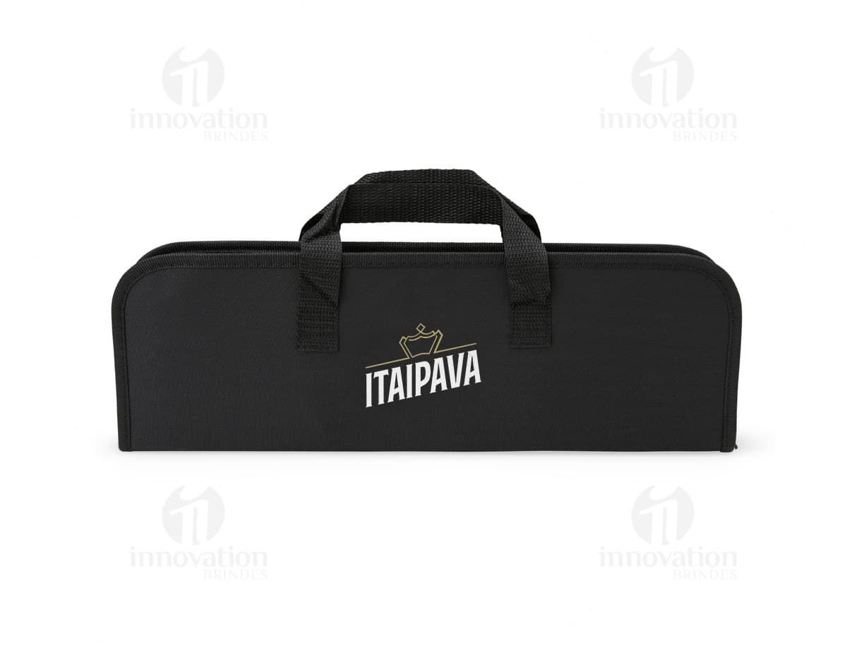 Imagem de um Kit Churrasco 6 Peças, contendo ferramentas e utensílios para churrasco, como faca, garfo, espátula, pegador e escova, em uma maleta de couro preta.