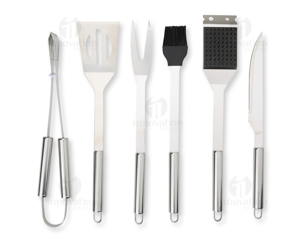Imagem de um Kit Churrasco 6 Peças, contendo ferramentas e utensílios para churrasco, como faca, garfo, espátula, pegador e escova, em uma maleta de couro preta.