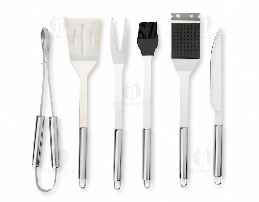 Imagem de um Kit Churrasco 6 Peças, contendo ferramentas e utensílios para churrasco, como faca, garfo, espátula, pegador e escova, em uma maleta de couro preta.