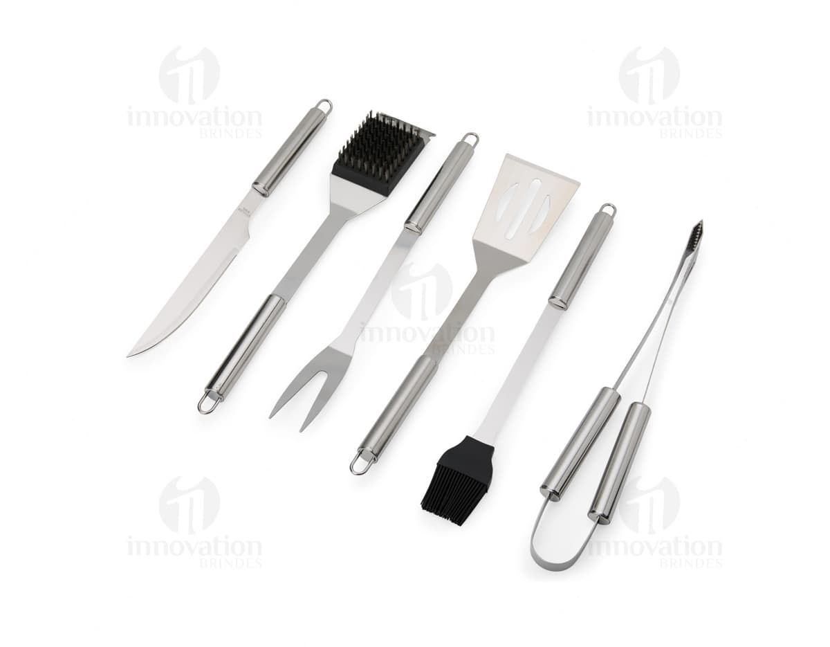 Imagem de um Kit Churrasco 6 Peças, contendo ferramentas e utensílios para churrasco, como faca, garfo, espátula, pegador e escova, em uma maleta de couro preta.
