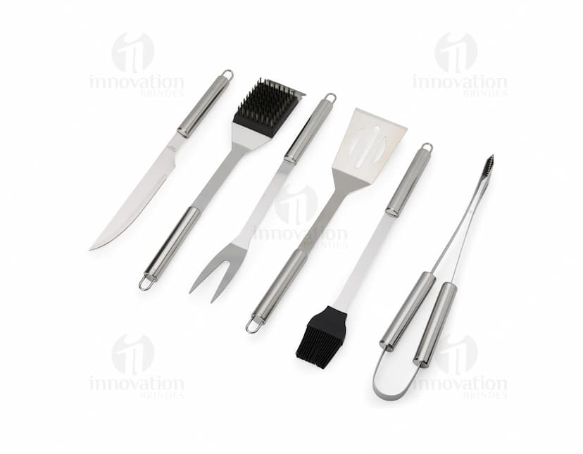 Imagem de um Kit Churrasco 6 Peças, contendo ferramentas e utensílios para churrasco, como faca, garfo, espátula, pegador e escova, em uma maleta de couro preta.
