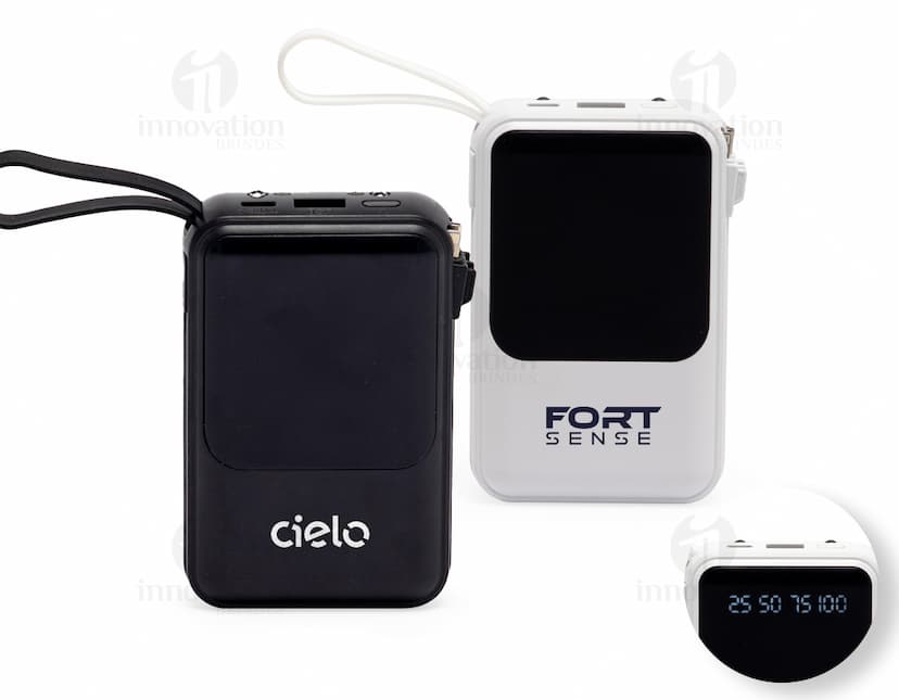 Power Bank preto com capacidade de 10.000 mAh, indicador de bateria em LED e duas portas USB para carregamento.