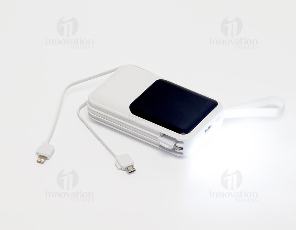 Power Bank preto com capacidade de 10.000 mAh, indicador de bateria em LED e duas portas USB para carregamento.