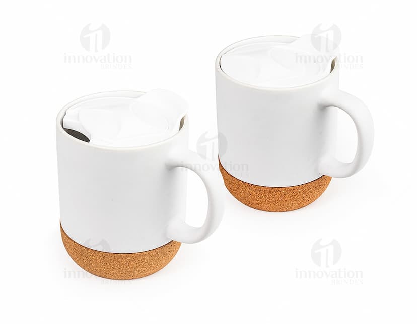 Caneca de porcelana branca com capacidade de 350ml.
