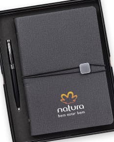 Kit executivo 2 peças composto por uma agenda preta de couro e uma caneta prateada.