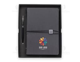 Kit exécutif 2 pièces composé d'un agenda noir en cuir et d'un stylo argenté.