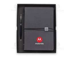 Kit exécutif 2 pièces composé d'un agenda noir en cuir et d'un stylo argenté.