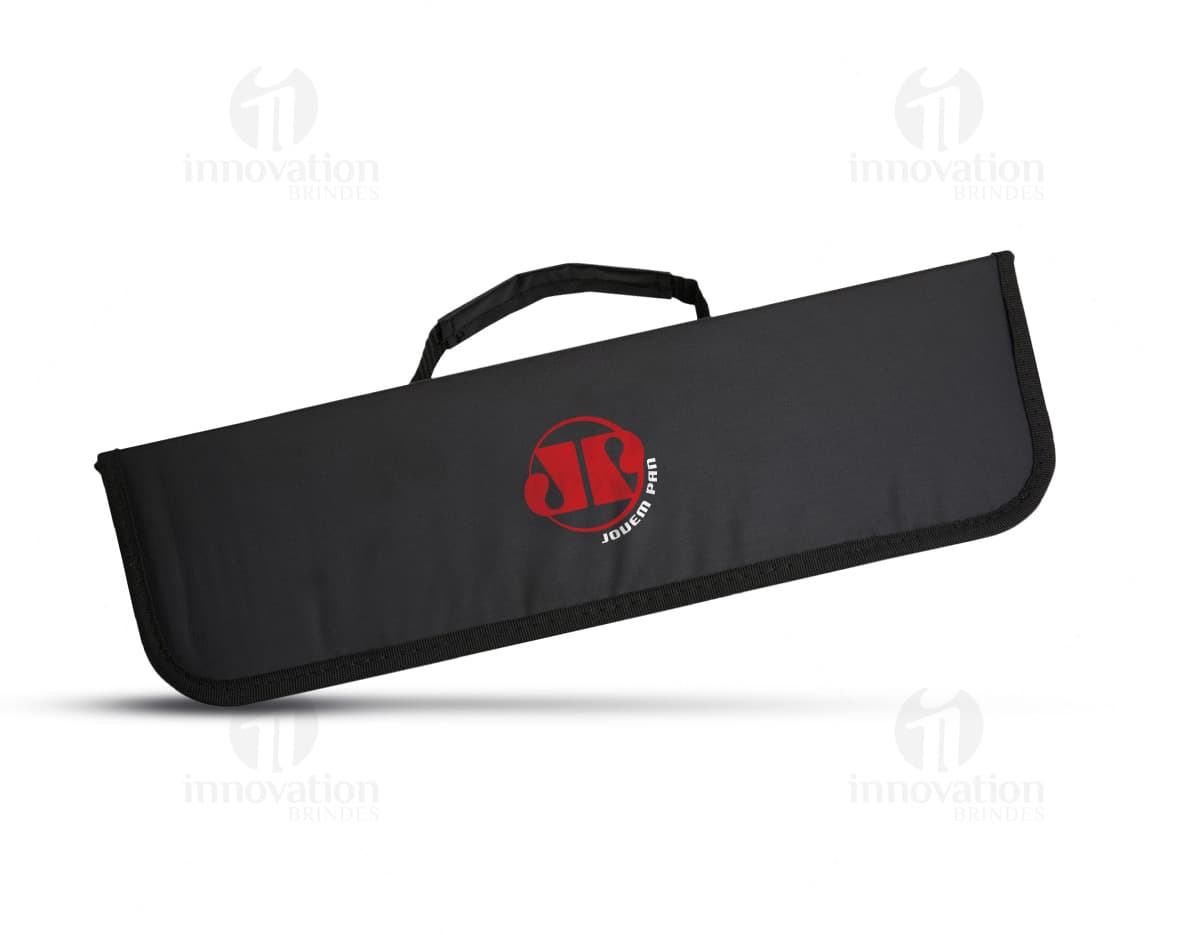 Kit churrasco contendo 4 peças de utensílios de aço inoxidável, incluindo espátula, garfo, faca e pegador. O conjunto vem em uma maleta de plástico preta, ideal para churrascos e outras atividades ao ar livre.