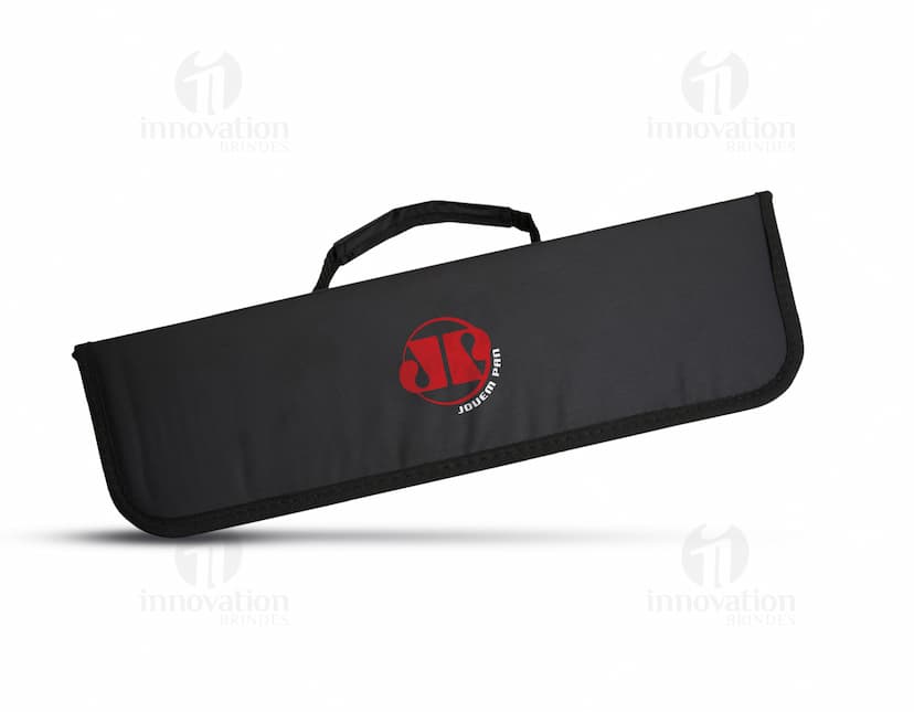 Kit churrasco contendo 4 peças de utensílios de aço inoxidável, incluindo espátula, garfo, faca e pegador. O conjunto vem em uma maleta de plástico preta, ideal para churrascos e outras atividades ao ar livre.