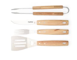 Kit churrasco contendo 4 peças de utensílios de aço inoxidável, incluindo espátula, garfo, faca e pegador. O conjunto vem em