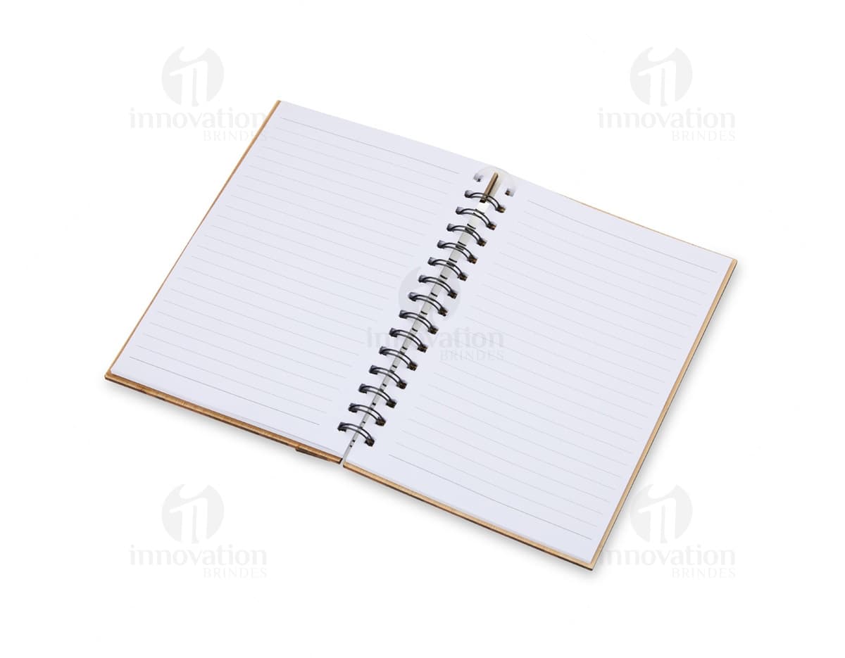 Caderno A5 Bambu em textura de bambu, aberto e com páginas em branco. Possui régua de medição, instrumento de medição, notebook, papel, anotações, espaço para escrever e design clean. Ideal para estudo, trabalho ou projetos.