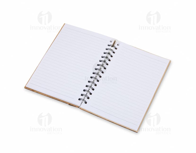 Caderno A5 Bambu em textura de bambu, aberto e com páginas em branco. Possui régua de medição, instrumento de medição, notebook, papel, anotações, espaço para escrever e design clean. Ideal para estudo, trabalho ou projetos.