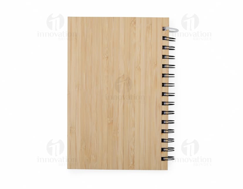 Caderno A5 Bambu em textura de bambu, aberto e com páginas em branco. Possui régua de medição, instrumento de medição, notebook, papel, anotações, espaço para escrever e design clean. Ideal para estudo, trabalho ou projetos.