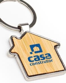 Chaveiro de metal em formato de bambu, com detalhes em dourado e prateado. Ótima opção de presente, com design elegante e seguro. Ideal para adorno de chaves ou bolsas.
