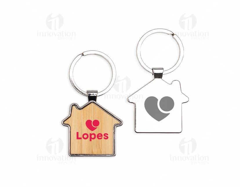 Chaveiro de metal em formato de bambu, com detalhes em dourado e prateado. Ótima opção de presente, com design elegante e seguro. Ideal para adorno de chaves ou bolsas.