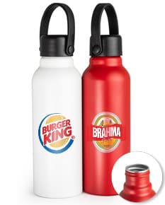 Garrafa de alumínio de 800ml transparente, com tampa amarela. Produto contém rótulo de design limpo e está cheio de água. A garrafa é um recipiente de líquido saudável e fresco, ideal para hidratação e cuidados pessoais.