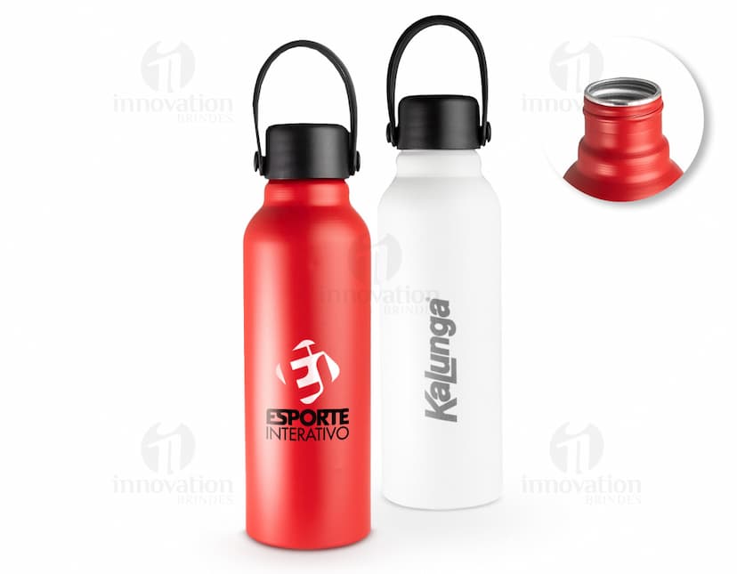 Garrafa de alumínio de 800ml transparente, com tampa amarela. Produto contém rótulo de design limpo e está cheio de água. A garrafa é um recipiente de líquido saudável e fresco, ideal para hidratação e cuidados pessoais.