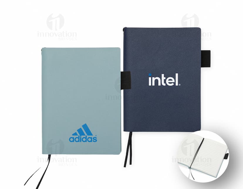 Caderneta de couro sintético A6 em folha em branco, ideal para anotações no escritório. O design moderno inclui espaço para lembretes, cartões, e documentos. Organizador prático com capa preta e interior amarelo. Perfeito para armazenar informações e lembrar compromissos.