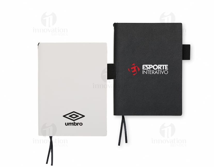 Caderneta de couro sintético A6 em folha em branco, ideal para anotações no escritório. O design moderno inclui espaço para lembretes, cartões, e documentos. Organizador prático com capa preta e interior amarelo. Perfeito para armazenar informações e lembrar compromissos.