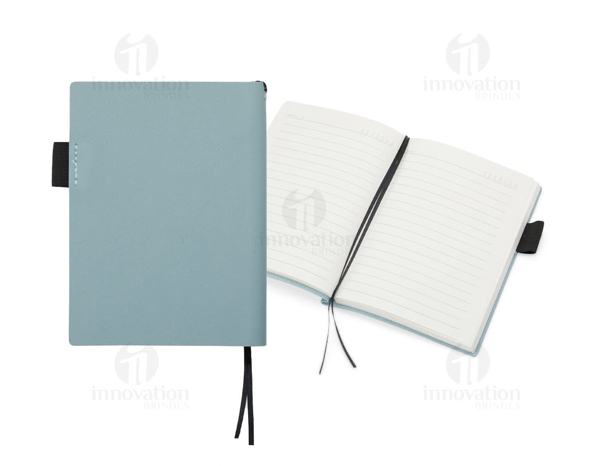 Caderneta de couro sintético A6 em folha em branco, ideal para anotações no escritório. O design moderno inclui espaço para lembretes, cartões, e documentos. Organizador prático com capa preta e interior amarelo. Perfeito para armazenar informações e lembrar compromissos.