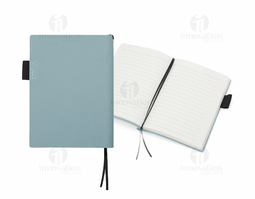 Caderneta de couro sintético A6 em folha em branco, ideal para anotações no escritório. O design moderno inclui espaço para lembretes, cartões, e documentos. Organizador prático com capa preta e interior amarelo. Perfeito para armazenar informações e lembrar compromissos.