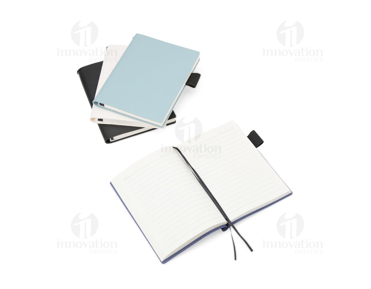 Caderneta de couro sintético A6 em folha em branco, ideal para anotações no escritório. O design moderno inclui espaço para lembretes, cartões, e documentos. Organizador prático com capa preta e interior amarelo. Perfeito para armazenar informações e lembrar compromissos.